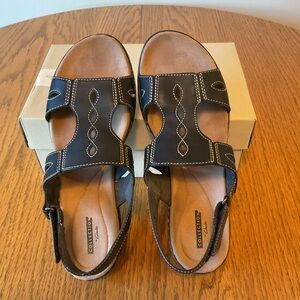 Women’s Clarks Leisa Lakelyn Sandals in Black. Size 9